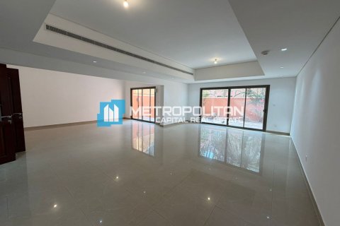4 bedrooms Villa in Abu Dhabi, UAE No. 134365 3