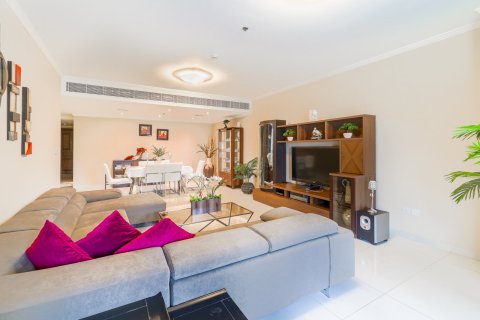 Квартира с 2 спальнями в Jumeirah Islands, ОАЭ №156506 15