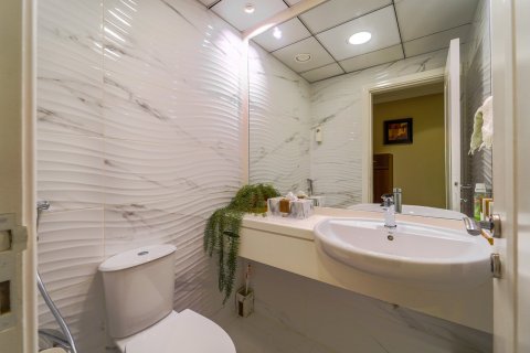 Квартира с 2 спальнями в Jumeirah Islands, ОАЭ №156506 4