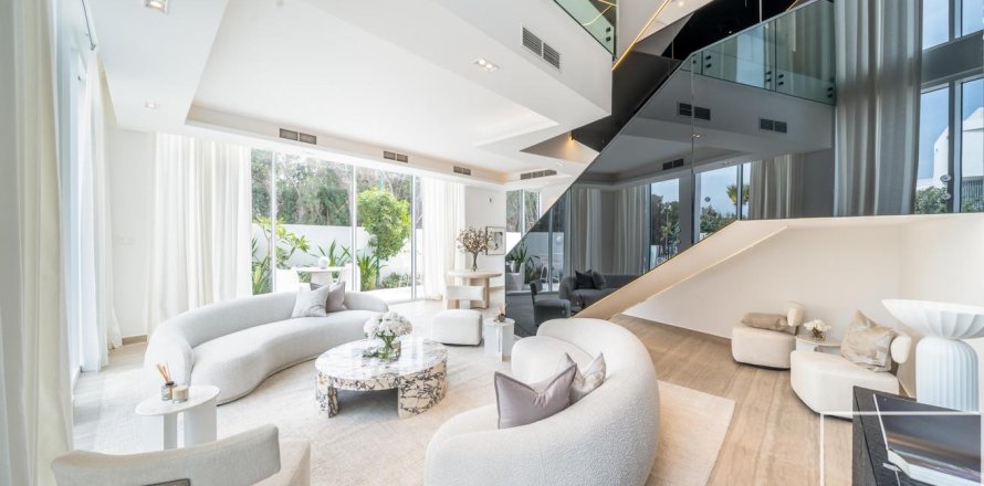 Таунхаус с 4 спальнями в Аль-Барари, ОАЭ №136691