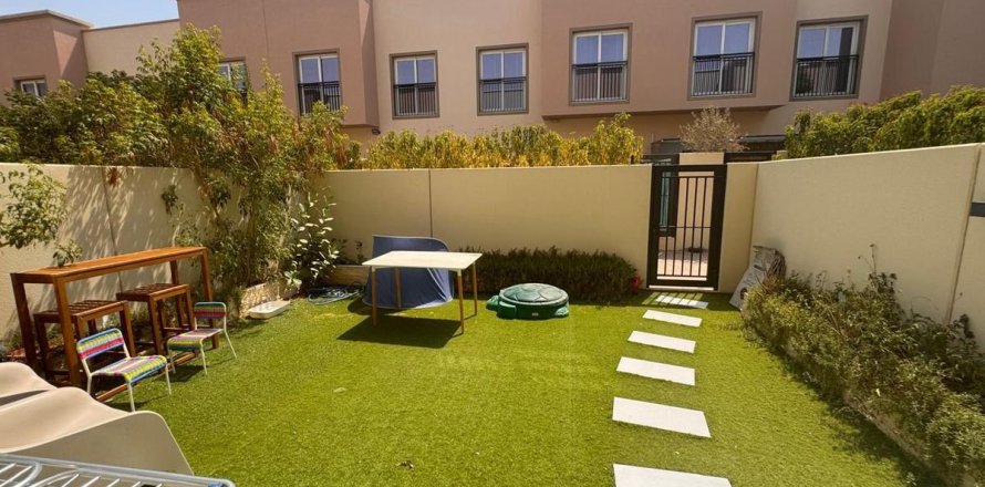 3 bedrooms Villa in Dubai, UAE No. 166206