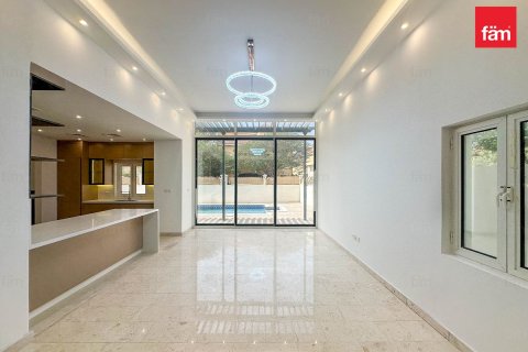 5 bedrooms Villa in Dubai, UAE No. 143573 3