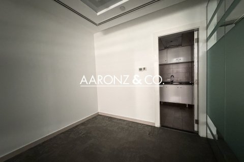 182m² Office in Sheikh Zayed Road, UAE No. 145072 13