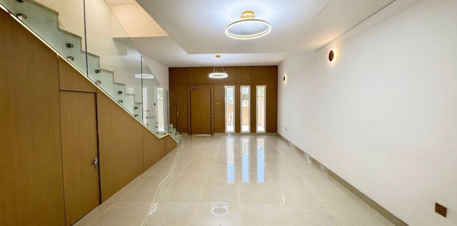 4 bedrooms Townhouse in Dubai, UAE No. 169075