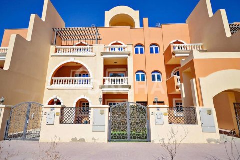 4 bedrooms Villa in District 15, UAE No. 198496
