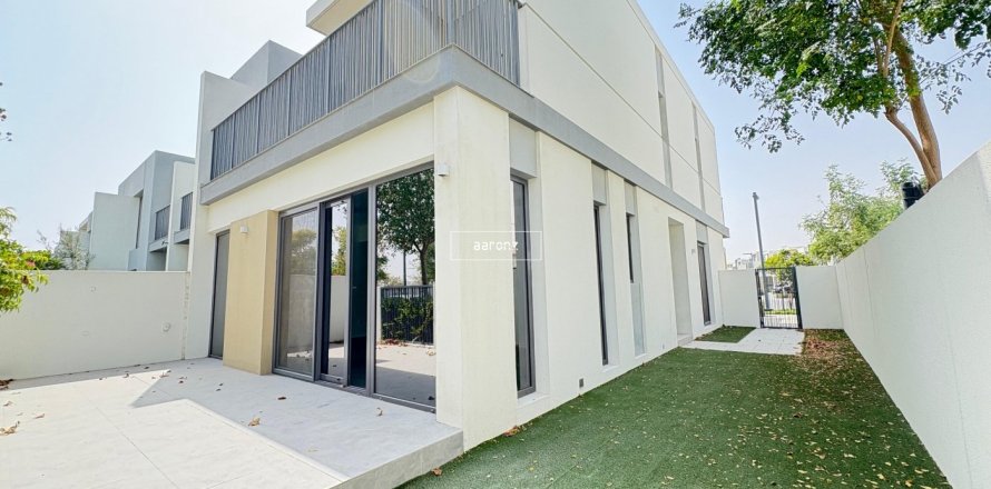 Villa de 4 dormitorios en Dubai, UAE No. 104327