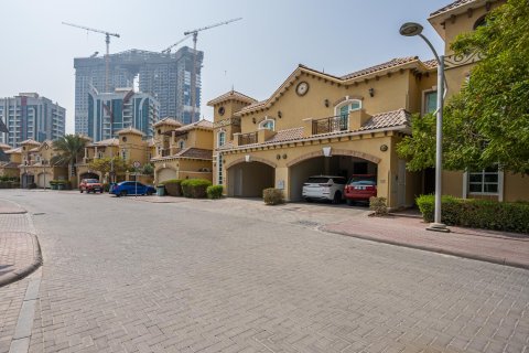 Вилла с 3 спальнями в Dubai Sports City, ОАЭ №208672