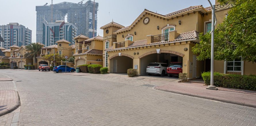 Вилла с 3 спальнями в Dubai Sports City, ОАЭ №208672