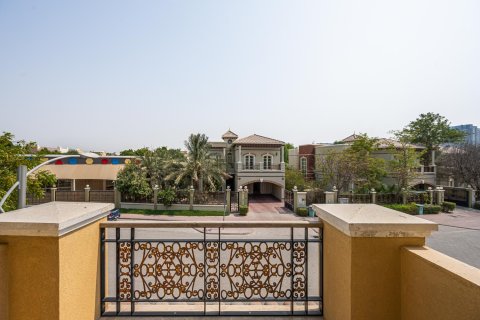 Вилла с 3 спальнями в Dubai Sports City, ОАЭ №208672 3