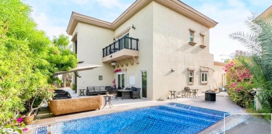 Вилла с 4 спальнями в Jumeirah Islands, ОАЭ №136403