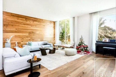 Вилла с 4 спальнями в Jumeirah Islands, ОАЭ №136405 3