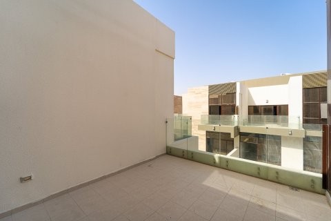 4 bedrooms Townhouse in Nadd Al Sheba, UAE No. 151126 27