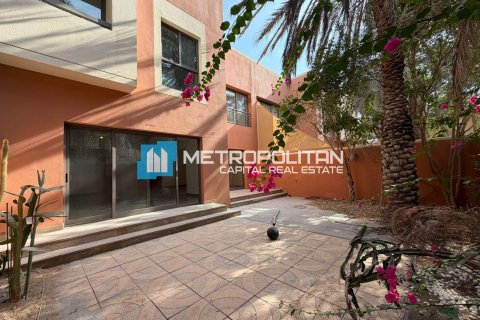 4 bedrooms Villa in Abu Dhabi, UAE No. 133892