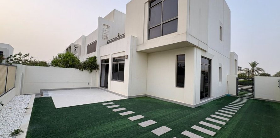 Villa de 4 dormitorios en Town Square, UAE No. 161326