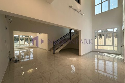 5 bedrooms Villa in Doha, Qatar No. 58429 4