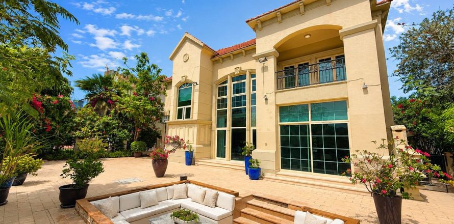 Villa de 4 dormitorios en Jumeirah Islands, UAE No. 210700