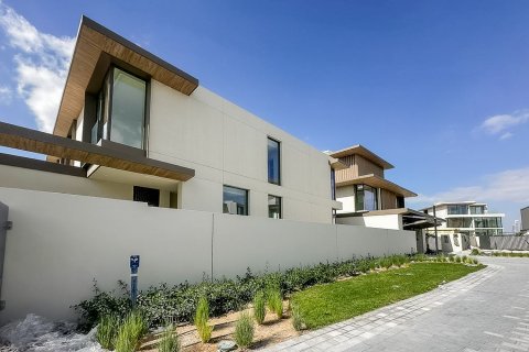 3 bedrooms Villa in Dubai, UAE No. 195106