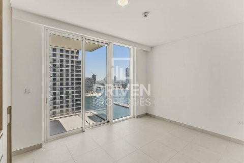 Квартира с 2 спальнями в EMAAR Beachfront, ОАЭ №192427 9