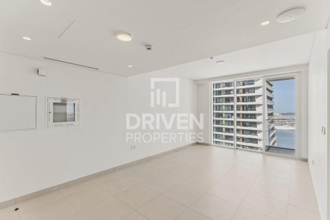 Квартира с 2 спальнями в EMAAR Beachfront, ОАЭ №192427 3