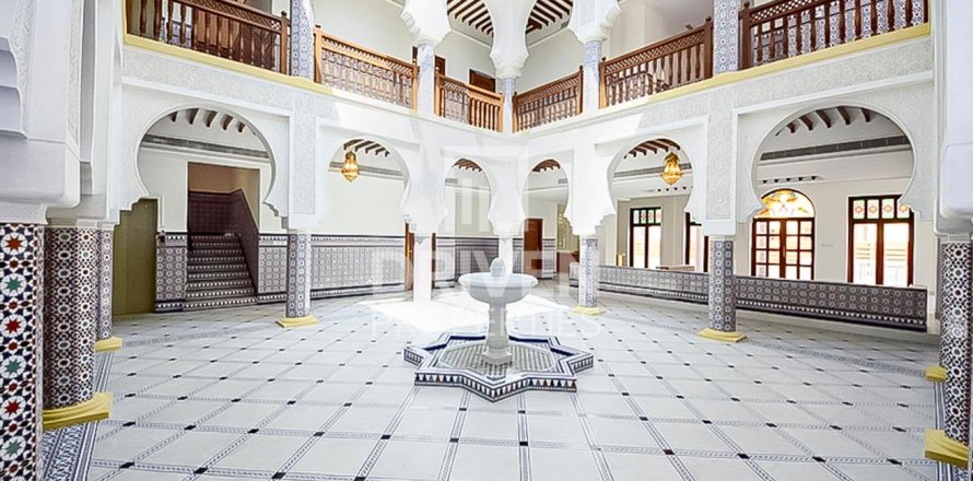 Вилла с 6 спальнями в Jumeirah 3, ОАЭ №192956