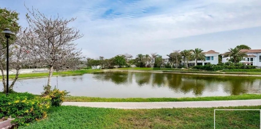 Вилла с 4 спальнями в Jumeirah Islands, ОАЭ №136382