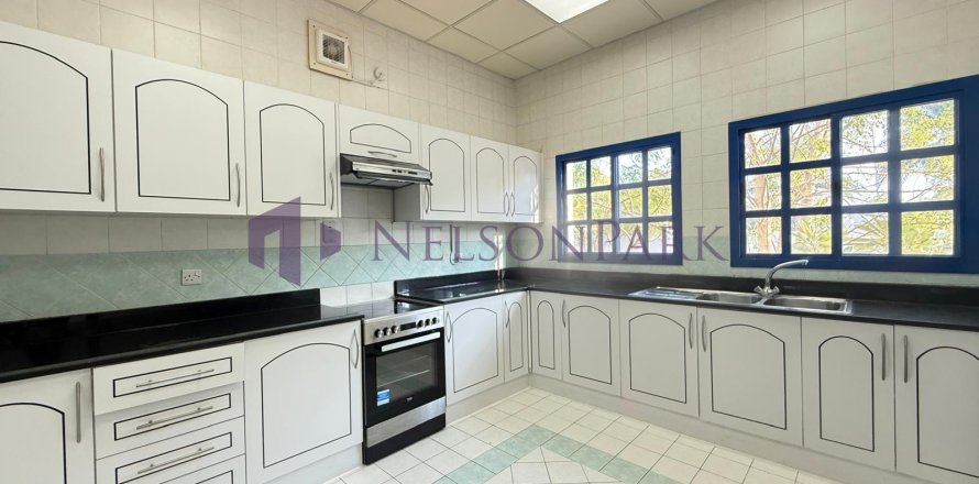 5 bedrooms Villa in Doha, Qatar No. 58027