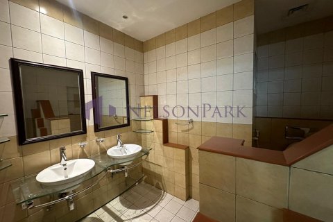 5 bedrooms Villa in Doha, Qatar No. 58024 2
