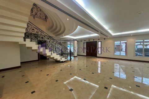 5 bedrooms Villa in Doha, Qatar No. 58024 8