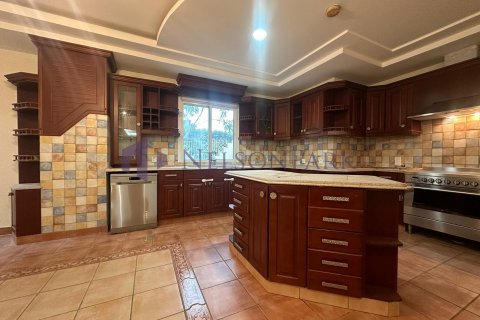 5 bedrooms Villa in Doha, Qatar No. 58024 10