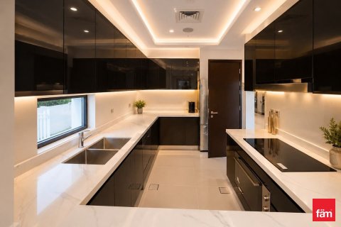 6 bedrooms Villa in Dubai, UAE No. 166243 3