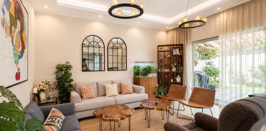 4 bedrooms Villa in Dubai, UAE No. 166246