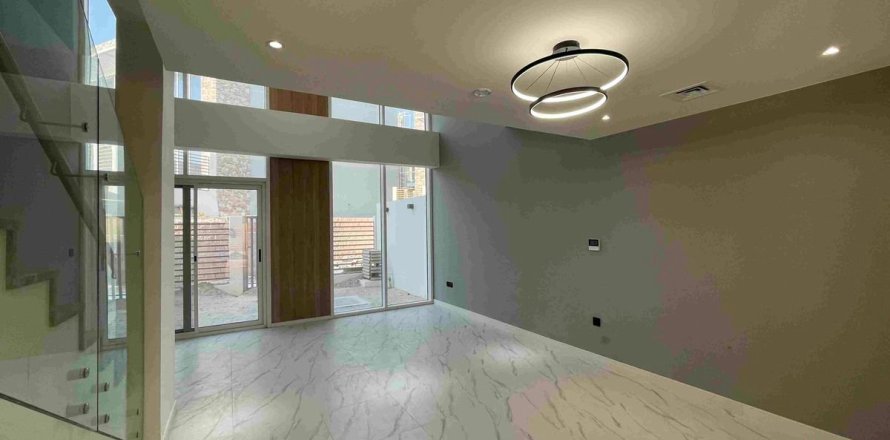 2 bedrooms Townhouse in Dubai, UAE No. 105624