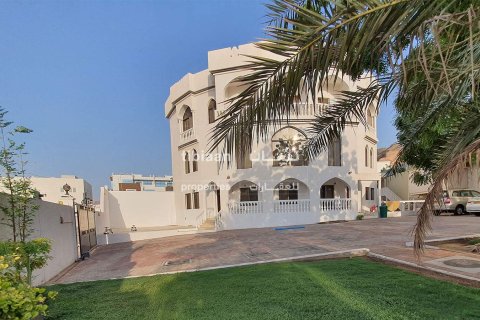 5 bedrooms Villa in Muscat, Oman No. 53999 1