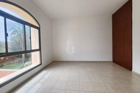 Villa de 5 dormitorios en Abu Dhabi Gate City, UAE No. 35505 6