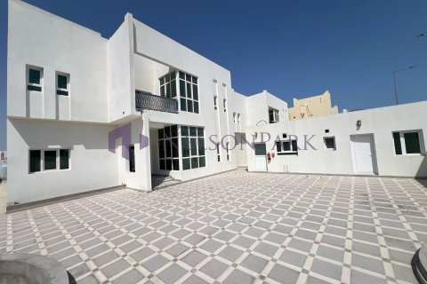 7 bedrooms Villa in Umm Salal Mohammed, Qatar No. 57849 12