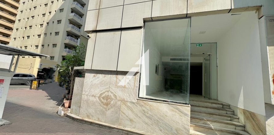 Commercial property de 54m² en Al Barsha, UAE No. 148039