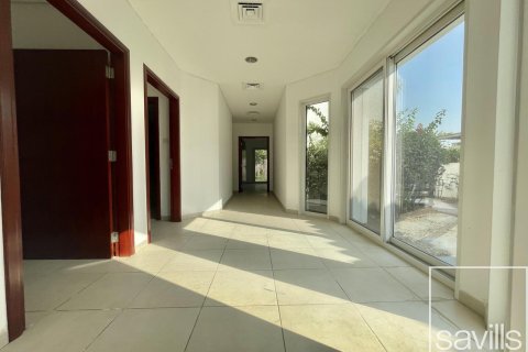 Вилла с 4 спальнями в Дубай Инвестмент Парк, ОАЭ №136580 12