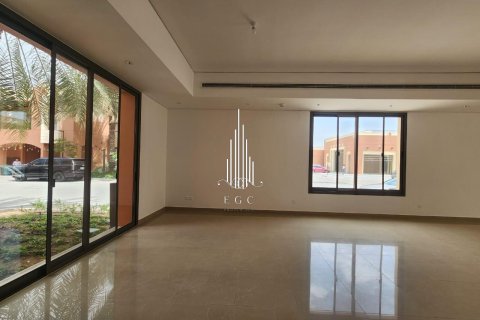 Villa de 4 dormitorios en Abu Dhabi Gate City, UAE No. 24613 5