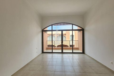 Villa de 4 dormitorios en Abu Dhabi Gate City, UAE No. 24613 2