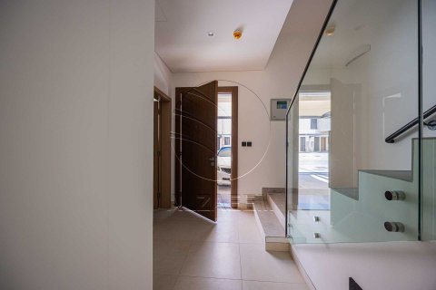 3 bedrooms Townhouse in Abu Dhabi, UAE No. 168009 3