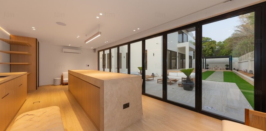6 bedrooms Villa  No. 111888