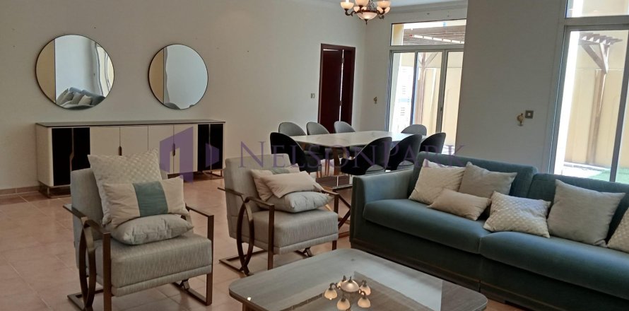 4 bedrooms Villa in Doha, Qatar No. 60997