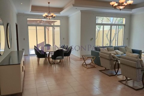 4 bedrooms Villa in Doha, Qatar No. 60997 2