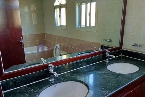 4 bedrooms Villa in Doha, Qatar No. 60997 22