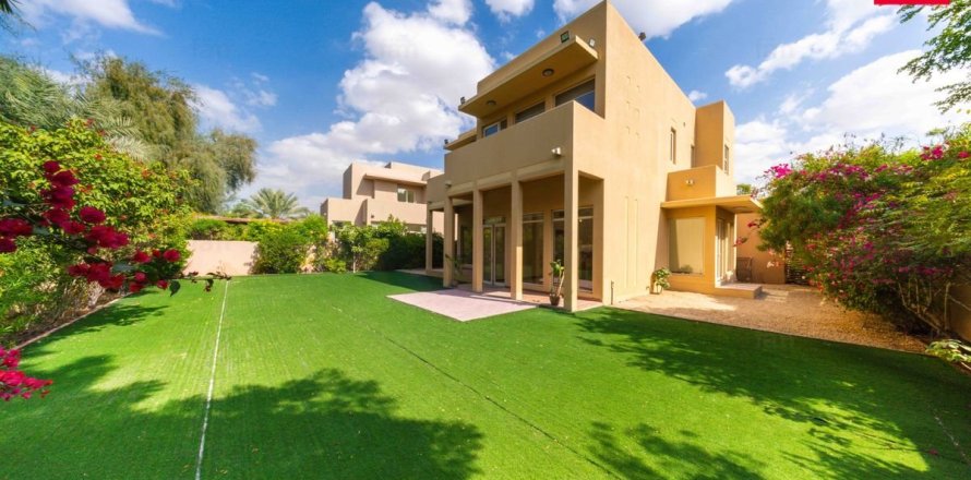 3 bedrooms Villa in Dubai, UAE No. 166214