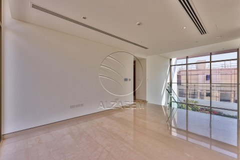 5 bedrooms Villa in Abu Dhabi, UAE No. 91113 12