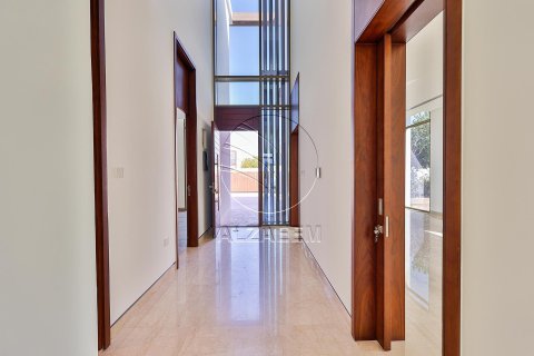 5 bedrooms Villa in Abu Dhabi, UAE No. 91113 26