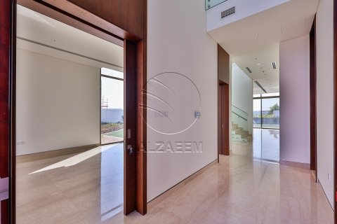 5 bedrooms Villa in Abu Dhabi, UAE No. 91113 23