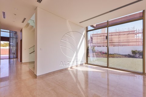 5 bedrooms Villa in Abu Dhabi, UAE No. 91113 20