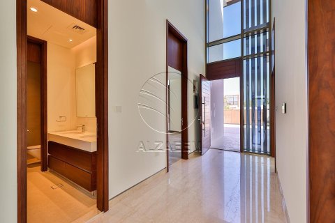 5 bedrooms Villa in Abu Dhabi, UAE No. 91113 25